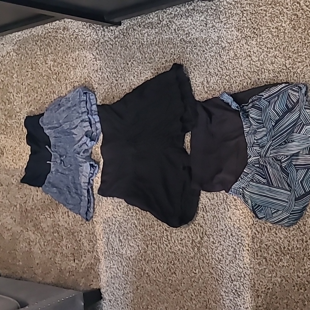 Old navy maternity shorts size small